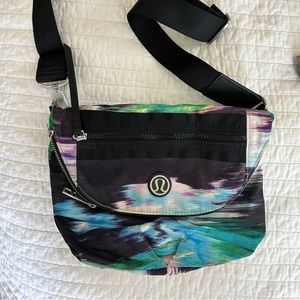 Lululemon FESTIVAL BAG Pigment Wind Dragonfly Multi Crossbody Purse RARE.